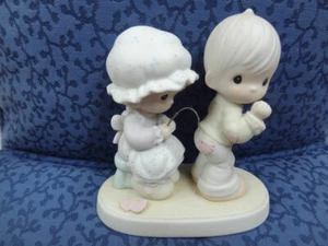 PRECIOUS MOMENTS "Sew In Love" VINTAGE PORCELAIN FIGURINE 1987 - Picture 1 of 6