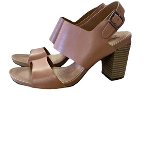 CLARKS Sandals Wmns Sz 8 Narrow Banoy Tulia Block Heel Peep Toe Beige Leather - Picture 1 of 13