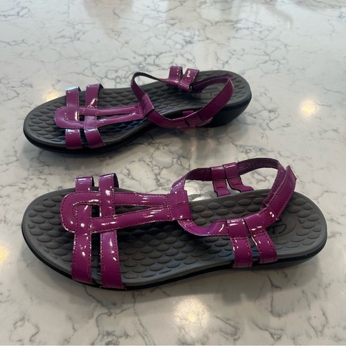 Sandali Clarks viola e neri con cinturino a T punta aperta e slingback taglia 9