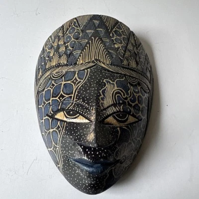Máscara de madera indonesia Island Treasures tallada a mano artesanía facial decoración de pared  Foto 1 de 4