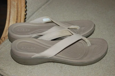 WOMEN'S CROCS CAPRI 5 V MUSHROOM BEIGE KHAKI LEATHER FLIP FLOP SANDAL 6 - Image 1 of 4