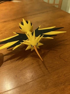 Figura Articulada Pokemon Select Zapdos 6" Serie 2 2022 con Soporte - Imagen 1 de 2