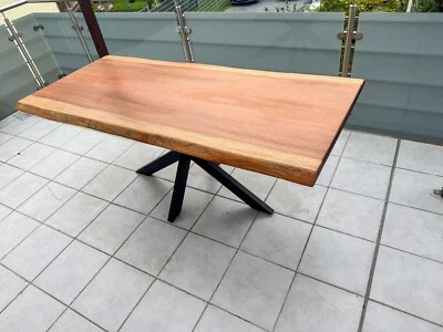 Massiver Mahagoni Esstisch - Naturkanten, Metallbeine, stabil - Bild 1 von 4