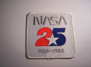 NASA Aufäher   25 Jahre  Nasa  1958-1983  ca 8,5 x8,5  cm - Picture 1 of 1