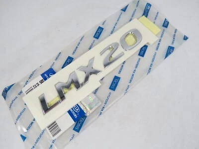 Emblema Hyundai Tucson LMX20 para puerta levadiza trasera 2010-2013 insignia cromada original OEM Foto 1 de 3