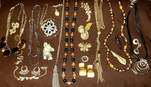 VINTAGE JEWELRY LOT 23pc ESTATE Monet TRIFARI Frierich Avon Alfani LC Napier - Picture 1 of 6