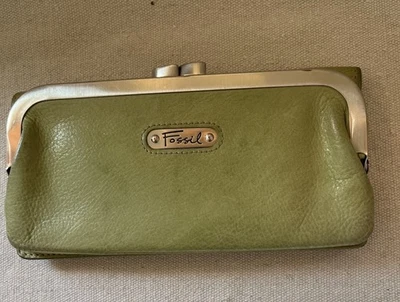 Cartera vintage de cuero verde fósil con marco plateado Kiss Lock Foto 1 de 4