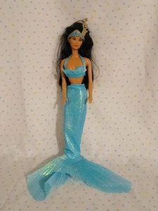 De colección Mattel Barbie Sirena Azul Conjunto Top y Cola Muñeca Corona de Pelo Negro - Imagen 1 de 5