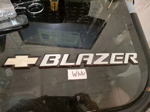1995 - 2005 CHEVROLET BLAZER OEM REAR TAILGATE EMBLEM / BADGE 15672283 - Picture 1 of 4