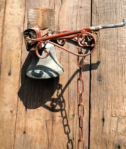 ANTICA CAMPANA IN BRONZO CON STRUTTURA IN LEGNO ANCIENT BRONZE BELL ALTE BRONZEG - Imagen 1 de 10