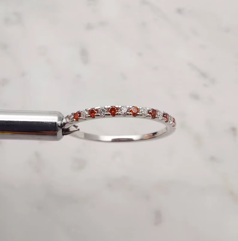 Anillo Banda Media Eternidad Chapado en Oro Blanco 14k Rubí Rojo Simulado Corte Redondo 2 Ct Foto 1 de 4