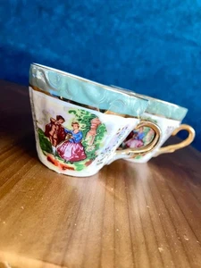 Mini taza de té Lusterware Japón años 20 conjunto de dos detalles dorados escena victoriana - Imagen 1 de 7