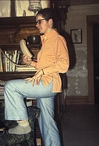 Foto diapositiva vintage 1971 mujer posando teléfono - Imagen 1 de 2