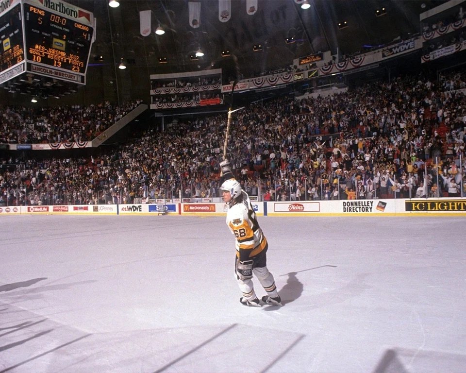 Foto de hockey vintage de la NHL Jaromir Jagr Stick Salute Pittsburgh Penguins 8x10 Foto 1 de 1