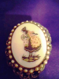 Vintage Victorian Lady Modified Silhouette With Gold Dress Cameo Type Pin Brooch - Picture 1 of 3