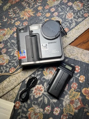 MINT Sony Mavica MVC-FD7 1997 Digital DiskCamera W/Charger  TESTED Needs Disc - Image 1 of 4