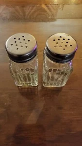 Set shaker sale e pepe in vetro testurizzato coperchi in metallo vintage retrò - Foto 1 di 10