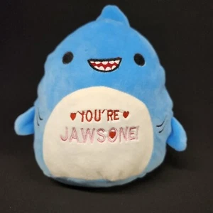 Squishmallow 8" Rey der blaue Hai mit Fehldruck "You're Jawsone" - Bild 1 von 7