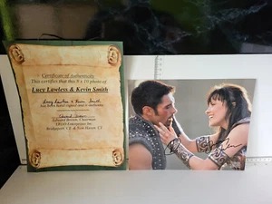 (L1116) XENA - Lucy Lawless & Kevin Smith - Hand Signed Photo 8' x 10' - Foto 1 di 5