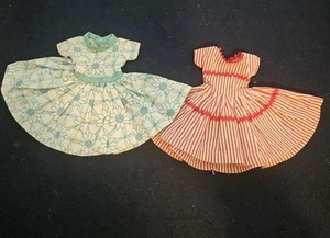 2 Vintage Ideal Toys Little Miss Revlon Puppenkleider R&W Streifen & blaue Blumen *LESEN* - Bild 1 von 9