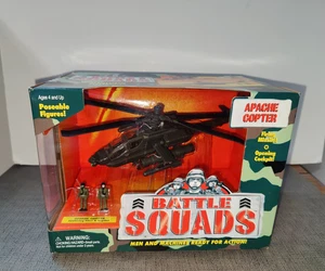 Battle Squads Apache Copter con 2 Micro Figure Poseable 1997 Galoob Toys-Leggi - Foto 1 di 6