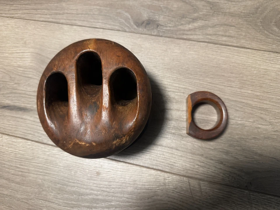 Antiguo bloque de aparejo náutico y polea de aparejo de nogal Deadeye de velero Foto 1 de 4