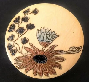 Großes Blumen Zelluloid "Elfenbein" mit Insekt Antik Knopf Kunstmaserung imitiert Ivo - Bild 1 von 3