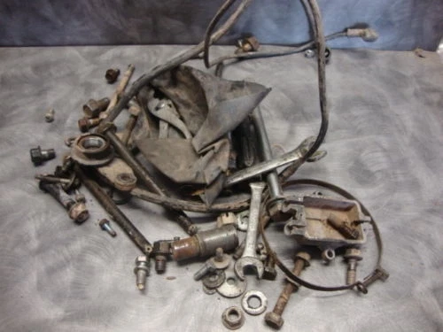 1986 Yamaha Moto4 Moto 4 ATV YFM225 YFM 225 Diversos Parafusos de porcas de corpo peças ferramentas K8 - Imagem 1 de 1