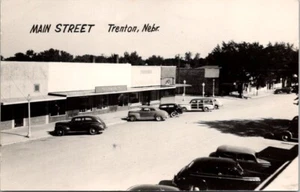 Postal RPPC Tienda Principal St. Creightons Trenton Nebraska NE Cars Woody Q361 - Imagen 1 de 2