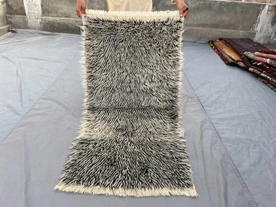 Esta alfombra de musgo afgano vintage cuenta con un hermoso color principal gris con un largo, s Foto 1 de 4