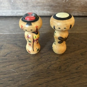Muñeca Cabeza Bobble Japonesa Kokeshi Madera Vintage Miniatura Conjunto De 2 Parejas - Imagen 1 de 6