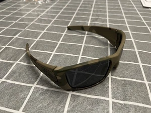 Gafas de sol Oakley de pila de combustible camuflaje usadas buen estado camuflaje verde - Imagen 1 de 13