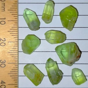 Peridoto piedras preciosas ásperas cristales naturales crudos paquete Olivino Forsterita 32,5 quilates - Imagen 1 de 6
