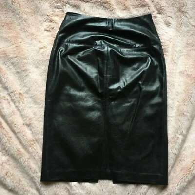 Falda de cuero negra A.P.C con abertura en la parte trasera. ¡Increíble calidad! Foto 1 de 3
