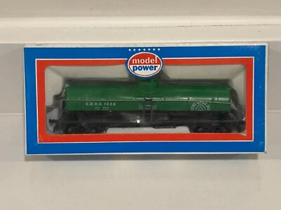 Model Power HO Scale Train 40' Tank Car CITIES SERVICE 8032 - Image 1 of 4