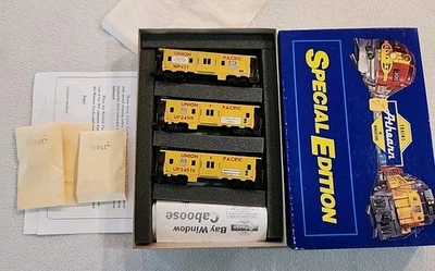 Athearn Special Edition Union Pacific 3 Bay Window Caboose Set 2305 HO Scale - Image 1 of 4