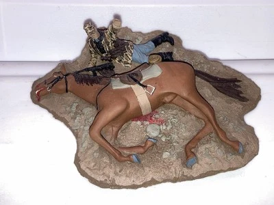 Cuerpo de África Segunda Guerra Mundial. Figura de soldado alemán saludando por caballo herido diorama del desierto Foto 1 de 4