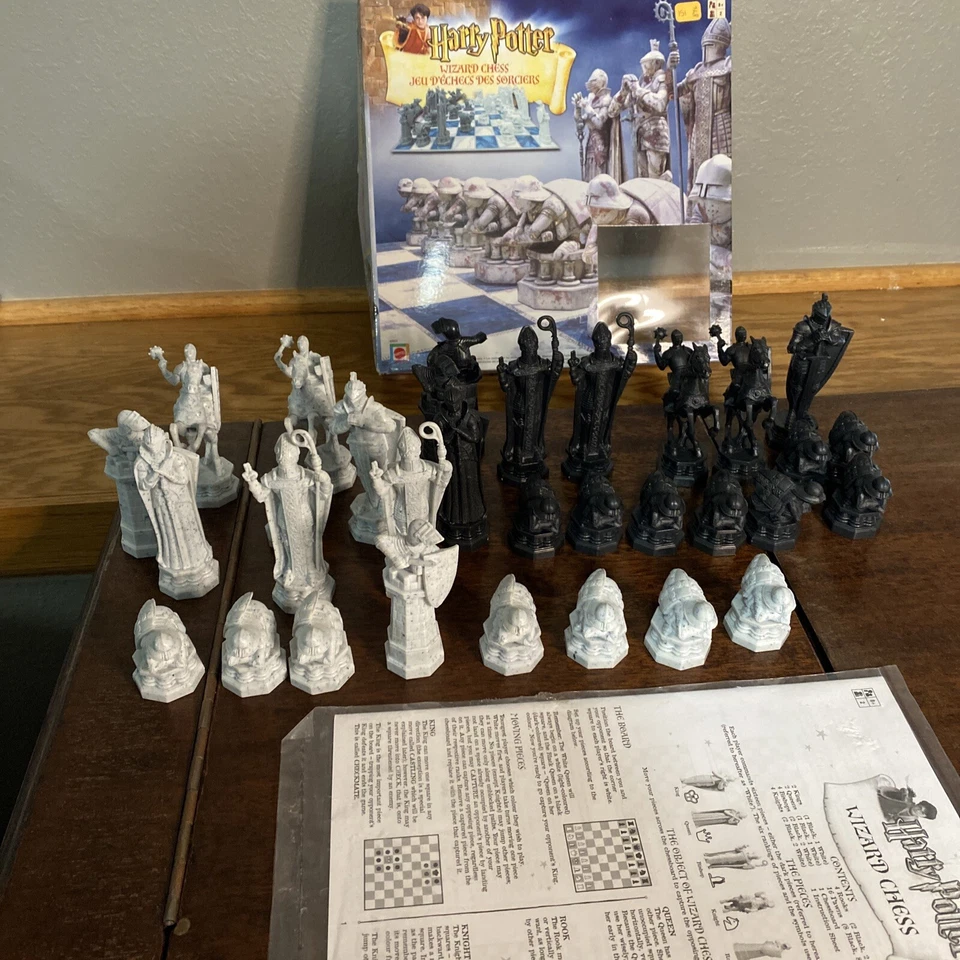 2002 年哈利波特国际象棋棋子 32 个玩偶替换盒和手册无棋盘 — 第 1/1 张图片