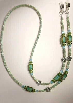 Vidrio checo verde hecho a mano con cristales y detalles de flores plateadas ojo Foto 1 de 2