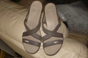 Crocs Cyprus IV braune hochhackige Damen-Gummisandalen Größe 9 gebraucht - Bild 1 von 2