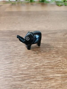 Elefante in resina nera lucida intagliato a mano 1,25" x 1,75" - Foto 1 di 4