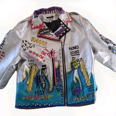 Chaqueta de motociclista de cuero sintético plateada para mujer con colorido arte de graffiti Foto 1 de 4