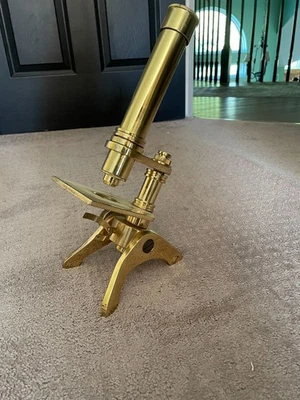 Microscopio antiguo de latón. Sin firmar. Foto 1 de 2