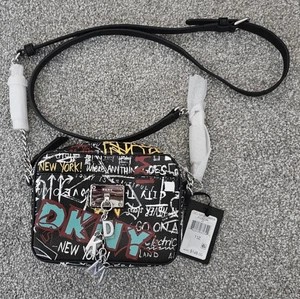 nuova fotocamera DKNY cleo to zip CROSSBODY nera BORSA GRAFFITI CINTURINO REGOLABILE - Foto 1 di 10