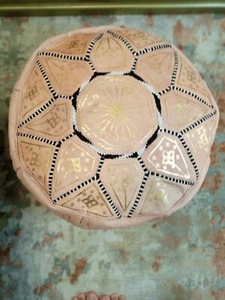 Véritable pouf berbère ottomans non rembourré doré fait main au Maroc - Photo 1 sur 7