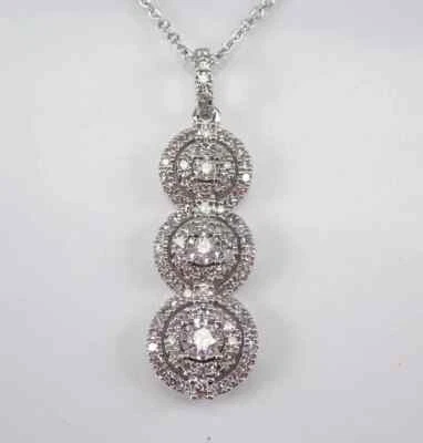 Colgante redondo de tres piedras de diamantes creado en laboratorio de 2 quilates enchapado en oro blanco de 14 quilates Foto 1 de 4