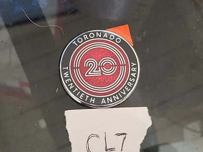 NOS 1986 OLDSMOBILE TORONADO 20 周年金属棒 EMBLEM 原始设备制造商通用 — 第 1/3 张图片