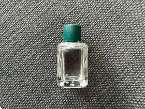 ⭐ Mini Petite rechteckige Glasflasche mit kleinem grünen Verschluss - Bild 1 von 4