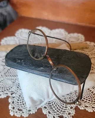 1880s Windsor Eyeglasses, Brown Celluloid Over Gold, Saddle Bridge Frame, Case.  - Image 1 of 4