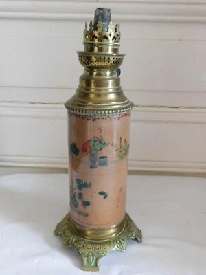 Ancienne lampe à pétrole  vase rouleau décor signé au chinois et papillon - Photo 1/4